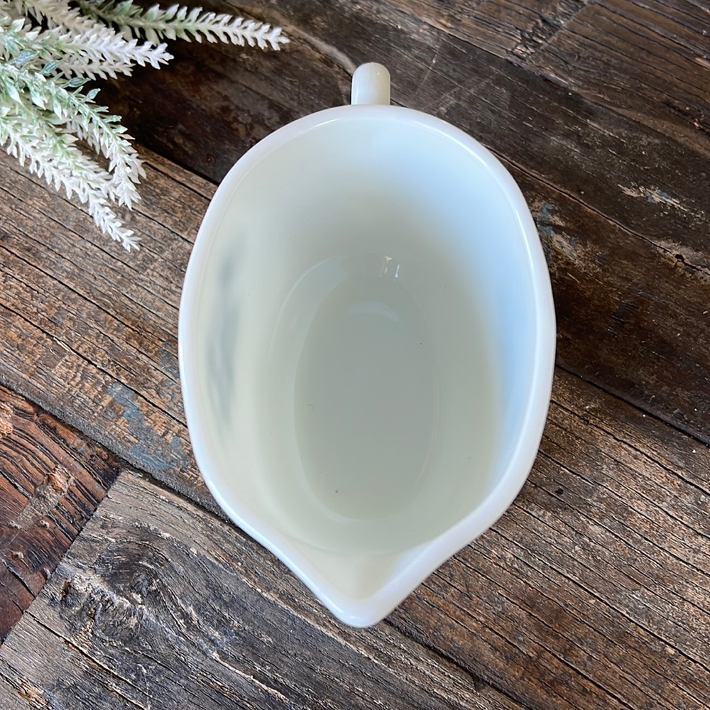 VINTAGE Pyrex milk glass gravy boat - EUC - 1970’s - Picture 3 of 6